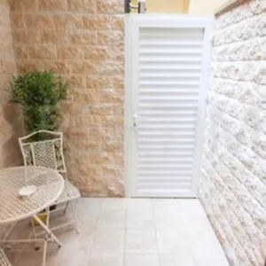 https://eiffel-tower-studio-with-patio-apartment.fr-paris.fr